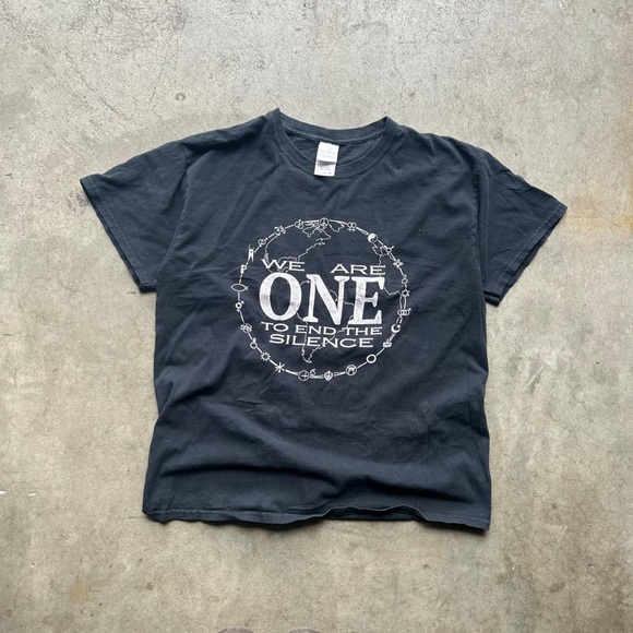 VNTG ‘WE ARE ONE’ GRAPHIC BLACK & WHITE SHORT SLEEVE T-SHIRT LARGE - Picture 1 of 3